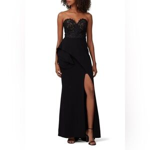 Badgley Mischka
Laced Sweetheart Gown